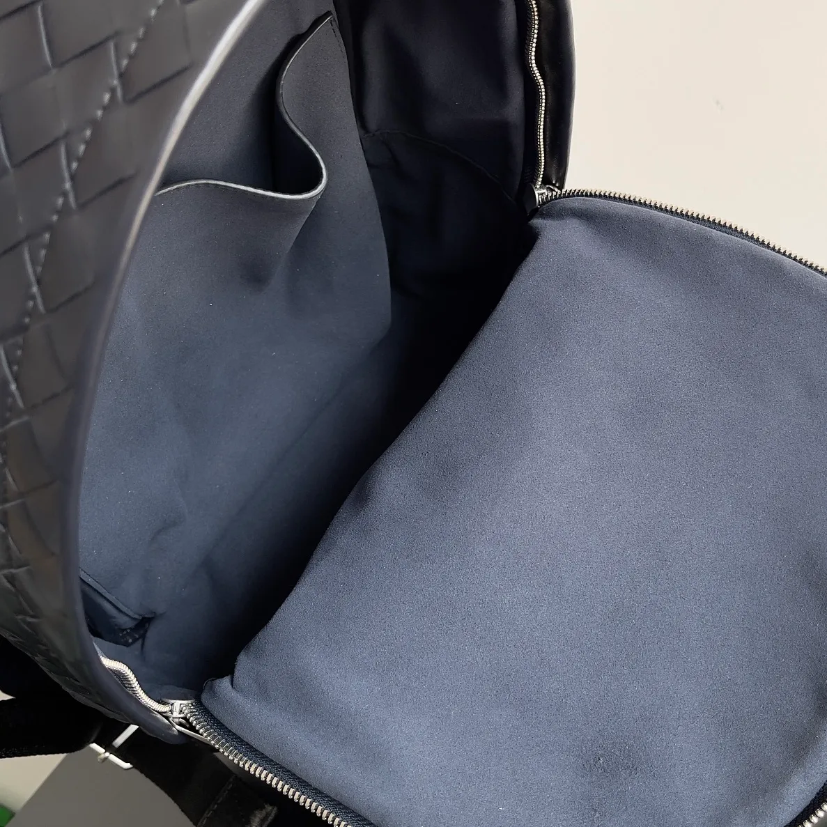 Batch 3100 BV’s new woven backpack is so delicious ~ BV has finally released a backpack that I have been looking forward to for a hundred times ~ Full of details Luxurious leather + ultimate details + invincible capacity, it’s really awesome ~ Unique weaving technology and soft and comfortable calfskin imported from Italy. The design of the wide shoulder straps makes the stress points on the shoulders more even. There is a laptop compartment inside with double zipper opening. Daily commuting is not a problem at all! Style number: 730728 Size: 28*15*41